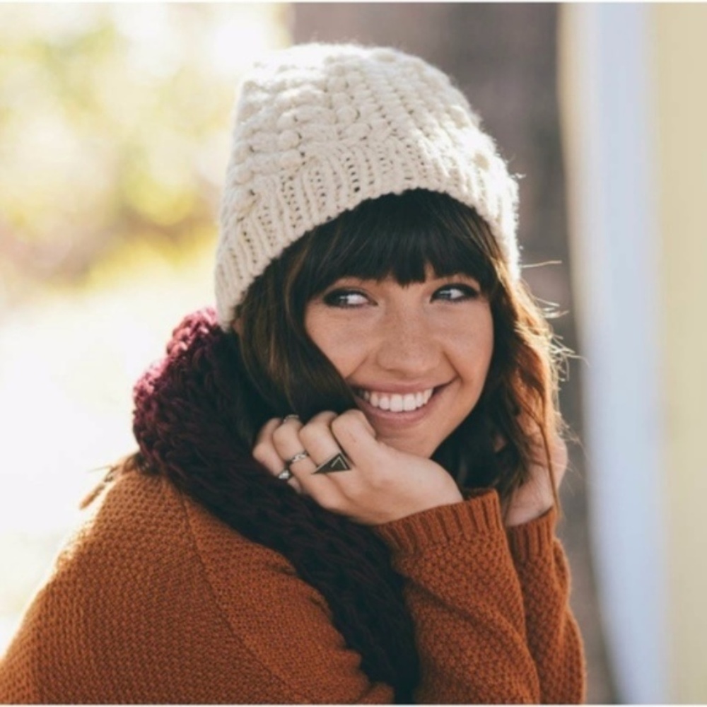brisk // chunky knit cabled beanie hat in cream